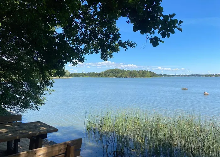 Kolme Makuuhuonetta Merenrannalla Lauttasaaressa